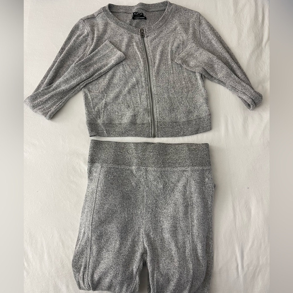 Sweat set with knee pad details